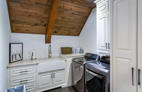 Seguin Cottage | Magnificent 7bdrm 8bath luxury on Lake Joe! Hot Tub! Gym! Boathouse! Sauna!