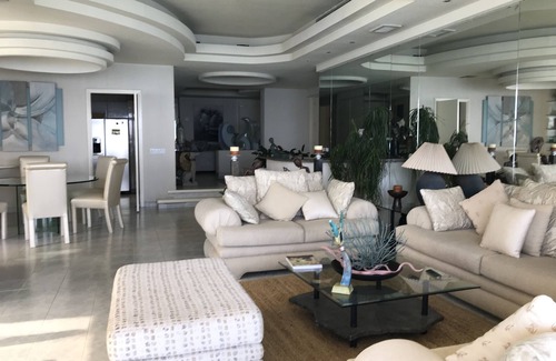 Club Deportivo Condo | Magnificent Acapulco Beachfront Penthouse