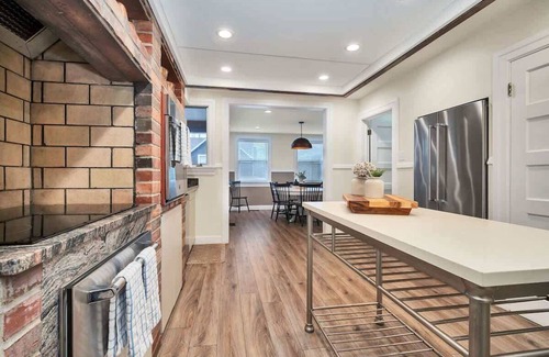 Groton House | Magnificent Ferncrest - Towering Home on the Coast