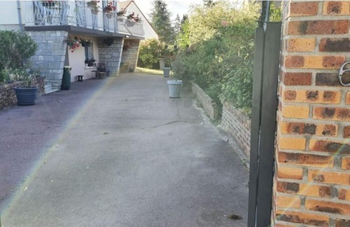 Breuil-Bois-Robert Villa | Magnificent cozy n'est in a villa with parking spaces