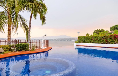 Tequesquitengo Villa | Magnificent Lake Shore Villa with infinity pool, jacuzzi and private pier