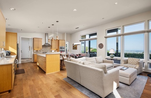 Dundee House | Magnificent Panoramic Valley and Vineyard Views, Single Level Two Guest Suite Layout, Amazing Deck