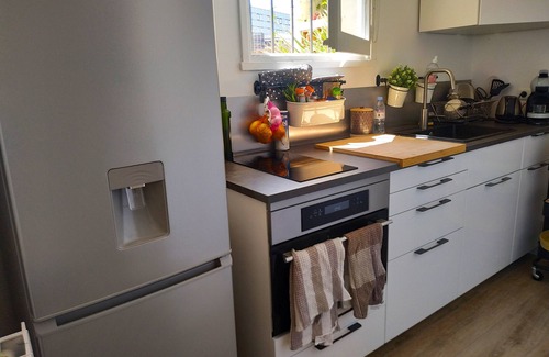 Hyeres City Centre Apartment | Magnificent studio apartment in residence with terrace and parking space