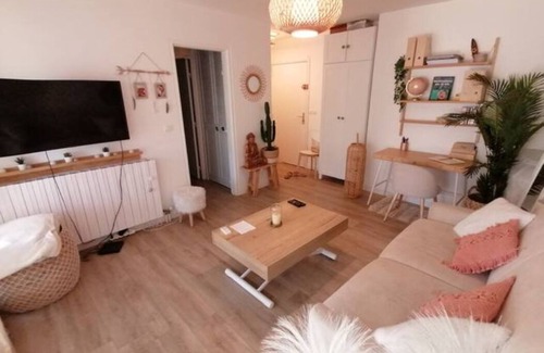 Hyeres City Centre Apartment | Magnificent studio apartment in residence with terrace and parking space