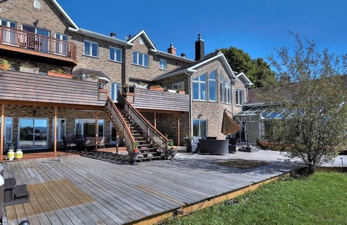 Sutton Villa | Magnificent villa with breathtaking views!