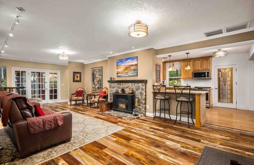 Far West House | Magnificent West Linn Escape on Two Acres, Putting Green, Hot Tub, Water Feature, 25 Min To Portland