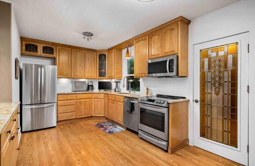 Far West House | Magnificent West Linn Escape on Two Acres, Putting Green, Hot Tub, Water Feature, 25 Min To Portland