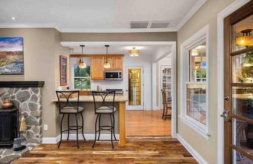 Far West House | Magnificent West Linn Escape on Two Acres, Putting Green, Hot Tub, Water Feature, 25 Min To Portland
