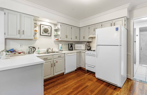 Fairhope Apartment | Magnolia at Jubilee Suites Bed & Breakfast. 1K/1B.