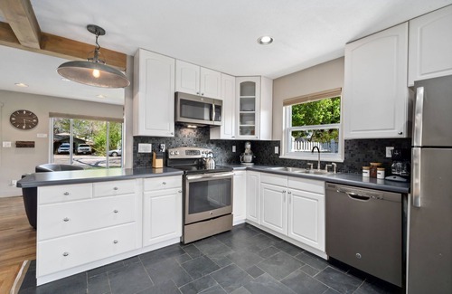 Old Town House | Magnolia Hideaway | Pet Friendly w/Fireplace