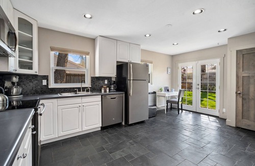 Old Town House | Magnolia Hideaway | Pet Friendly w/Fireplace
