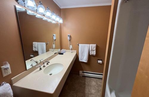 Escanaba Hotel | Magnuson Grand Pioneer Inn and Suites