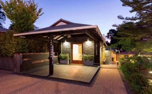 Mahogany Creek Hotel | Mahogany Inn and Distillery