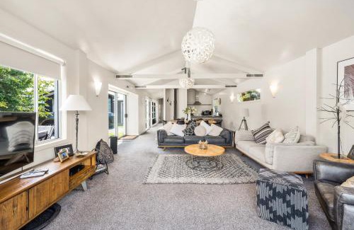 Waitahanui House | Mahuta Maison - Lake Taupo Holiday Home