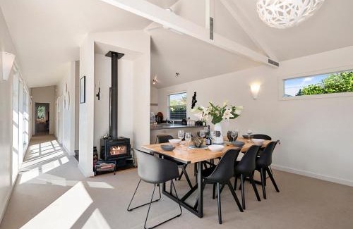 Waitahanui House | Mahuta Maison - Lake Taupo Holiday Home