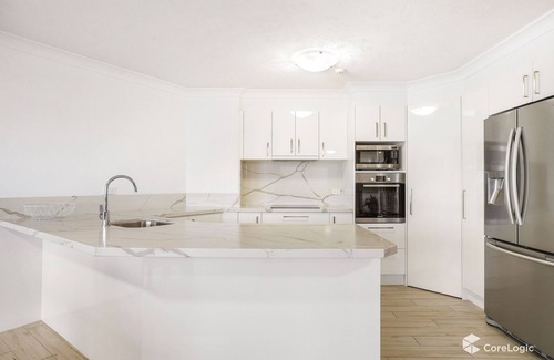 Main Beach Apartment | Main Beach Views!
