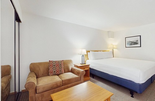 West End Cabin | Main Street room - pool & hot tub - walk to lifts, dog-friendly, balcony