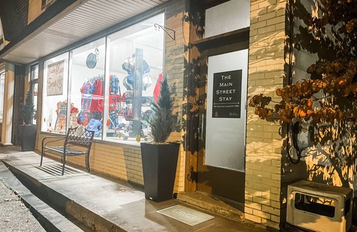 Ansted House | Main Street Stay - NRG - cozy apartment minutes from outdoor adventures
