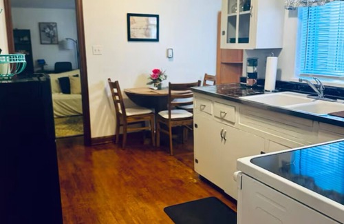 Ansted Apartment | Main Street Stay - Unit 3 - cozy apt near NRG