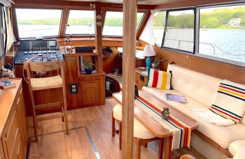 Damariscotta Boat Rental | Maine Bed & Boat, Nebi