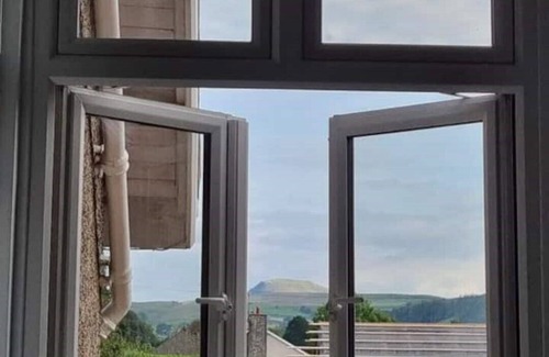Giggleswick House | Mainsfield House 8 Bedroom Luxury Holiday Home With A Hot Tub