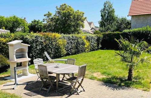 Marolles-en-Hurepoix House | Maison Atypique au Jardin Fleuri