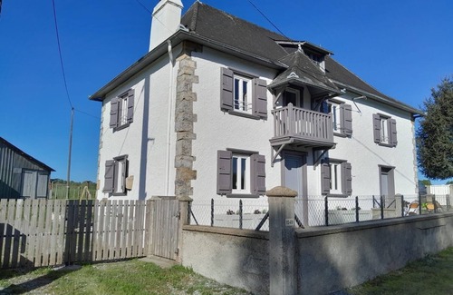 Charritte-de-Bas House | Maison Atypique de 4 Chambres Avec un Grand Jardin Sécurisé