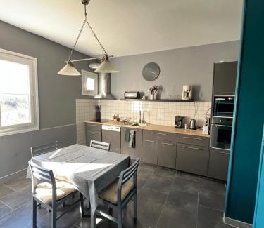 Saint-Etienne-Cantales House | Maison au bord du lac