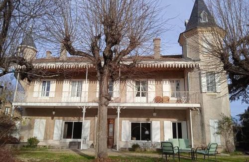 Quintenas Villa | Maison calme avec piscine entourée de son parc
