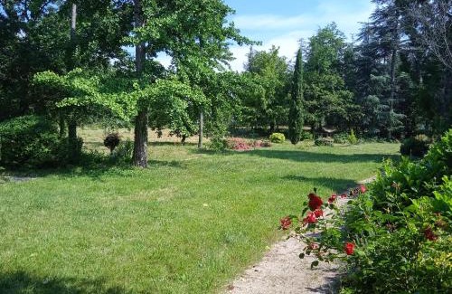 Quintenas Villa | Maison calme avec piscine entourée de son parc