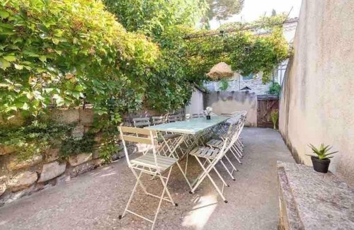Montfrin House | Maison Cosy Lodge, 15 p, clim, wifi, cour, garage
