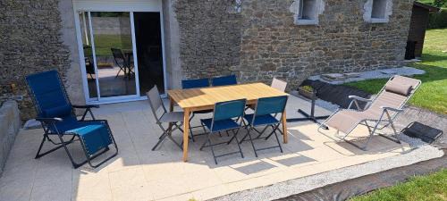 Saint-Pierre-de-Plesguen House | Maison de campagne au cœur d'un village