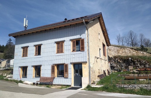 Septmoncel House | Maison de Campagne Rustique et Confortable - La Nature Dans le Parc du Haut Jura