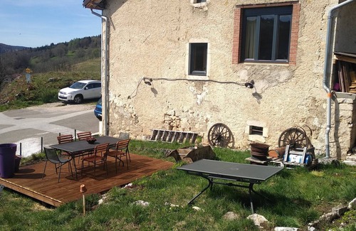 Septmoncel House | Maison de Campagne Rustique et Confortable - La Nature Dans le Parc du Haut Jura