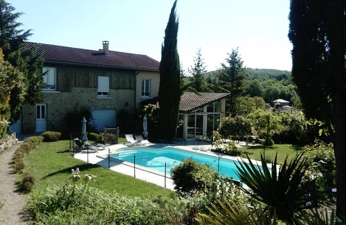 Frontonas House | Maison de 4 Chambres Pour 8 Adultes et 2 Enfants Avec Piscine Terrain Paysager