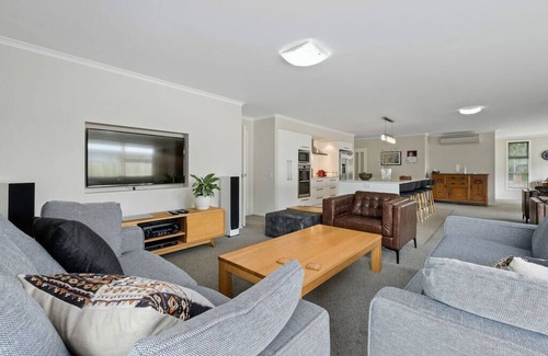 Lake Hawea House | Maison de Maude - Lake Hawea Holiday Home