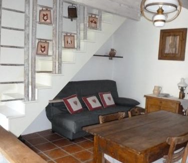 Saint-Jean-et-Saint-Paul House | Maison de village