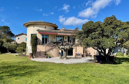 Carcassonne House | Maison de Ville Avec Piscine, Jardin, Terrain de Boule, Salle de Jeux