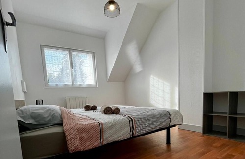 Saint-Symphorien-le-Valois House | Maison DE Ville