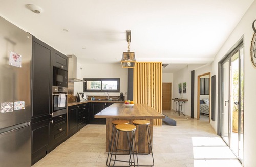 Vedene Villa | Maison des Fleurs - cosy holiday home with private pool in beautiful Vedène