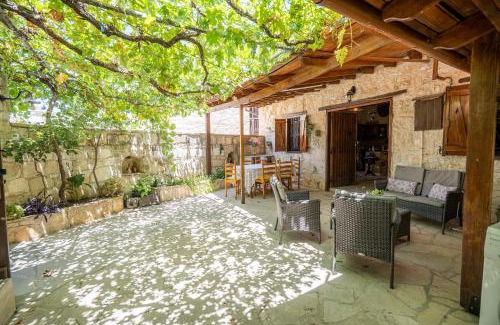 Lofou House | Maison Des Vignes Lofou