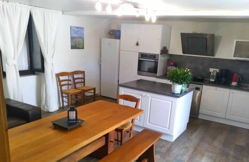 Eyliac House | Maison familiale de campagne au bord d'une rivière avec piscine