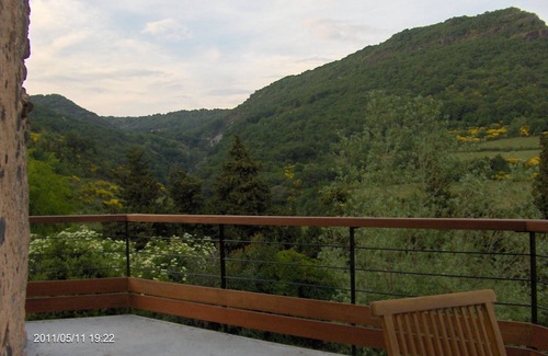 Aubignas House | Maison Familiale en Pierre Volcanique Avec Belle Vue, Jardinet et 2 Terrasses