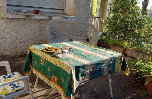 Cases-de-Pene House | Maison Isolée Avec Jardinage Calme, Très Lumineuse