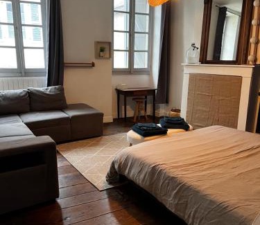 Monein Villa | Maison la forge rénovée 8 pers au centre avec extérieur