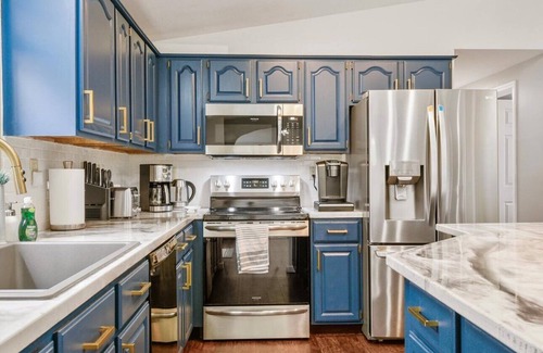 Liberty House | Maison Liberty in the Catskills w/heated pool, hot tub fire pit, games and more
