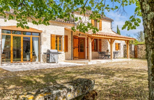 Ferrensac Villa | Maison Longchamps - Five Bedroom Villa, Sleeps 10