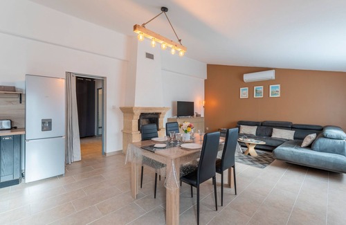 Beaucaire House | Maison Marquet, air conditioning and shared garden'