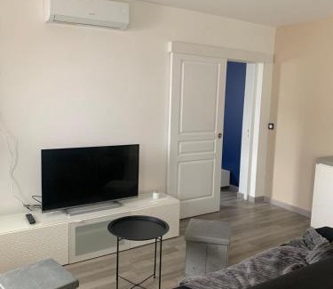 Decines-Charpieu Apartment | Maison, Parking privé, Climatisation !
