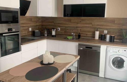 Decines-Charpieu Apartment | Maison, Parking privé, Climatisation !